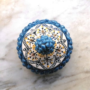 Boîte à bonbons/boîte à bijoux en forme de pomme de pin en céramique