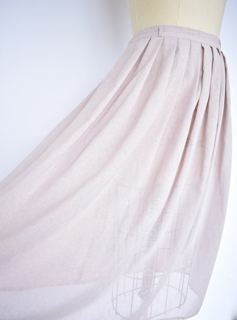 Size Extra Small Soft /& Feminine 1980s /'Fleur/' Vintage Skirt {XS} Warm Greige Midi Length