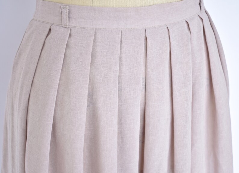 Size Extra Small Soft /& Feminine 1980s /'Fleur/' Vintage Skirt {XS} Warm Greige Midi Length
