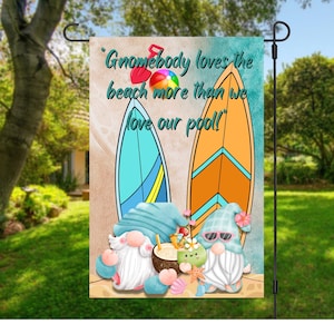 Adorables y juguetones gnomos de playa y tablas de surf, bandera de jardín/bandera de piscina, diseño de verano, PNG, descarga digital por sublimación SOLAMENTE