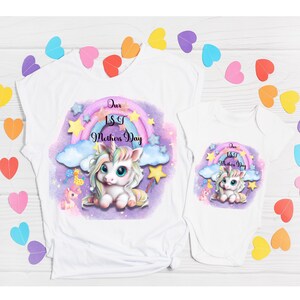 Lindo unicornio bebé con arcoíris/nuestra primera camiseta del Día de la Madre/Camiseta del Día de la Madre png, dtg, regalo para mamá, regalo de cumpleaños para mamá, SOLO DISEÑO DIGITAL