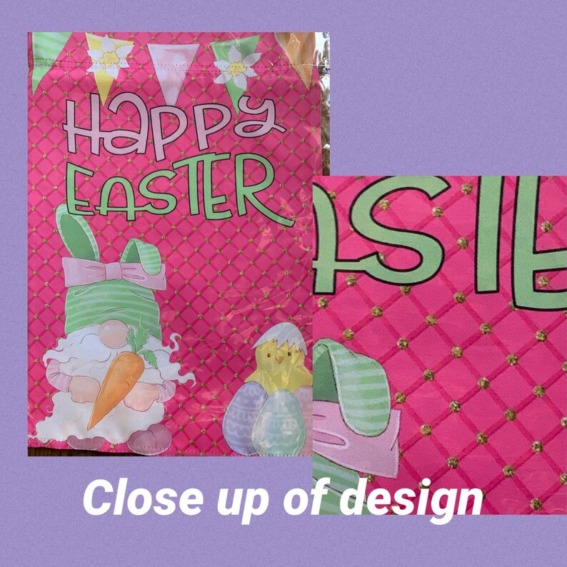 K&ouml;nnte beinhalten: Eine pinkfarbene und gr&uuml;ne Gartenflagge mit dem Text "Happy Easter" und einem Zwerg, der eine Karotte h&auml;lt. Der Zwerg tr&auml;gt einen gr&uuml;nen Hut und eine rosa Schleife. Im Hintergrund befinden sich ein K&uuml;ken und Ostereier.