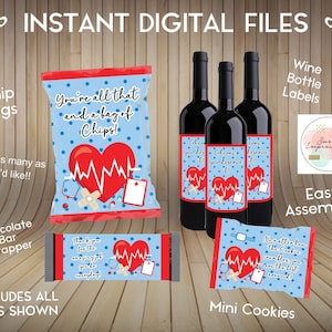 以下が含まれることがあります： 医療をテーマにしたパーティー用の印刷可能なデジタルファイル。チップバッグ、ワインボトルラベル、チョコレートバーラッパー、ミニクッキーバッグが含まれています。デザインには、心臓の鼓動の線、包帯、医療用品が描かれた赤いハートが特徴です。チップバッグのテキストには「You're all that and a bag of chips!」と書いてあります。ワインボトルラベルのテキストには「Cheers you deserve it!」と書いてあります。チョコレートバーラッパーのテキストには「Thank you for the amazing job you do everyday!」と書いてあります。ミニクッキーバッグのテキストには「No matter how cookies crumble you are the best around!」と書いてあります。