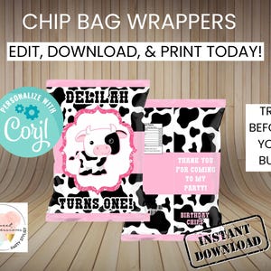 Op de afbeelding: Printbare chipzakverpakkingen met een zwart-witte koe-print. De verpakkingen bevatten de tekst "DELILAH TURNS ONE!" en "THANK YOU FOR COMING TO MY PARTY!"  De verpakkingen zijn roze en zwart met een koe-print. De tekst "INSTANT DOWNLOAD" is ook zichtbaar.