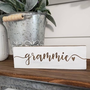 Grammie Sign, Grandmother Sign, Gift for Grandma, Gift for Grammie, Love Grammie Sign, Love Grandma Sign