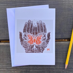 Cartão surpresa / xilogravura de Holly Meade / borboleta