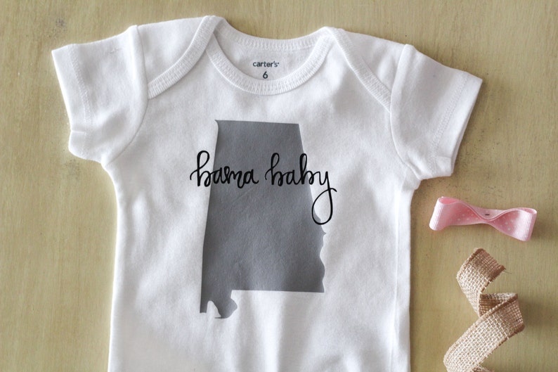 Bama Baby Alabama Crimson Tide Hand-Lettered Calligraphy Short-Sleeve Unisex Bodysuit roll tide College Game Day Baby Shower Gift