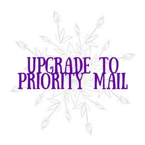 Può includere: Testo viola su sfondo bianco con un motivo floreale. Il testo dice "Upgrade to Priority Mail".