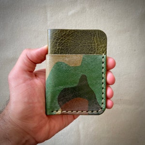 Handgemaakte leren portemonnee kaarthouder gemaakt van plantaardig gelooid Italiaans volnerf leer | Minimalistische leren portemonnee | Groene camouflage