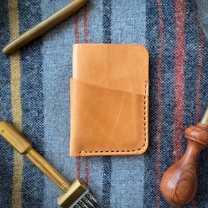 Cartera tarjetero de piel hecha a mano con piel italiana de grano completo curtida vegetal / Cartera de piel minimalista / Natural