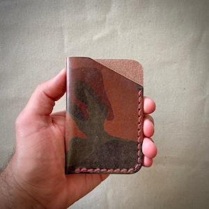 Carteira de couro feita à mão com couro italiano de flor integral curtido vegetalmente | Carteira de couro minimalista | Camuflagem marrom