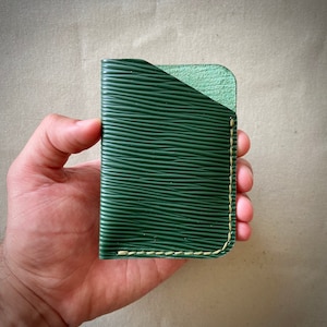 Cartera de piel hecha a mano con tarjetero elaborado con piel italiana de grano completo curtida vegetal / Cartera de piel minimalista / Verde