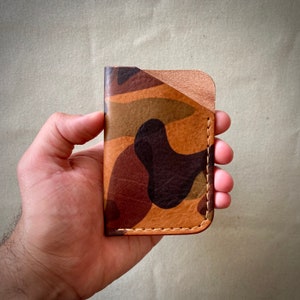 Handgemaakte leren portemonnee kaarthouder gemaakt van plantaardig gelooid Italiaans volnerf leer | Minimalistische leren portemonnee | Klassieke camouflage