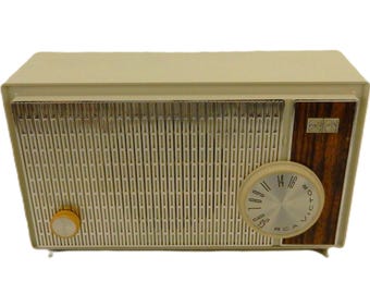 RCA Victor Retro Transistor Table Radio, Solid State, AM Band Only, Working!