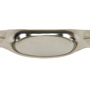 Könnte beinhalten: Ein silberfarbenes, oval geformtes Serviertablett mit einem Griff an jedem Ende. Die Griffe haben ein dekoratives weizenähnliches Design. Das Tablett besteht aus glänzendem Metall und eignet sich zum Servieren von Speisen oder zum Präsentieren von Gegenständen.