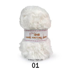 Könnte beinhalten: Ein Knäuel flauschiger, weißer Wolle mit einem Etikett mit der Aufschrift "SIMIB HAND KNITTING YARN". Die Nummer "01" ist unten aufgedruckt. Das Garn wirkt weich und strukturiert, ideal für Strickprojekte.