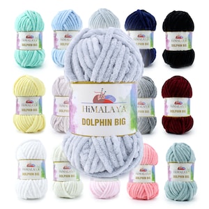 Könnte beinhalten: Sortiment von Himalaya Dolphin Big Garn in verschiedenen Farben, darunter hellblau, gelb, weiß, rosa, rot, schwarz und grün. Das Garn hat eine weiche, flauschige Textur.