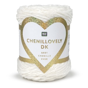 Può includere: Un gomitolo di filato bianco con un'etichetta dorata a forma di cuore che dice "ChenillLovely DK Best Chenille Ever" e una piccola etichetta quadrata che dice "Rico Design".