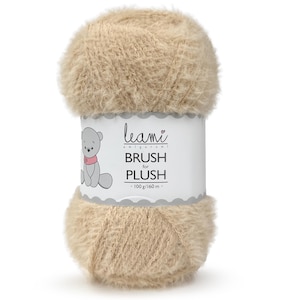 Könnte beinhalten: Ein Knäuel beigefarbenes Garn namens "Brush for Plush" von leami amigurumi. Das Garn wiegt 100 Gramm und ist 160 Meter lang.