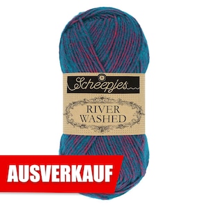 Op de afbeelding: Een bol teal en roze garen met een bruin label waarop "Scheepjes River Washed" staat. Het label heeft een decoratieve rand en een klein zeilbootlogo. Het garen is uitverkocht, zoals aangegeven door het rode "AUSVERKAUF" label.