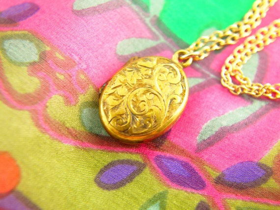 Engraved Swirl Locket Necklace -Leaf Locket - Gold