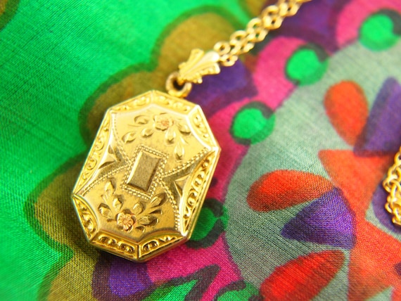 Flower Locket Necklace - 1940s Locket - Engraved L