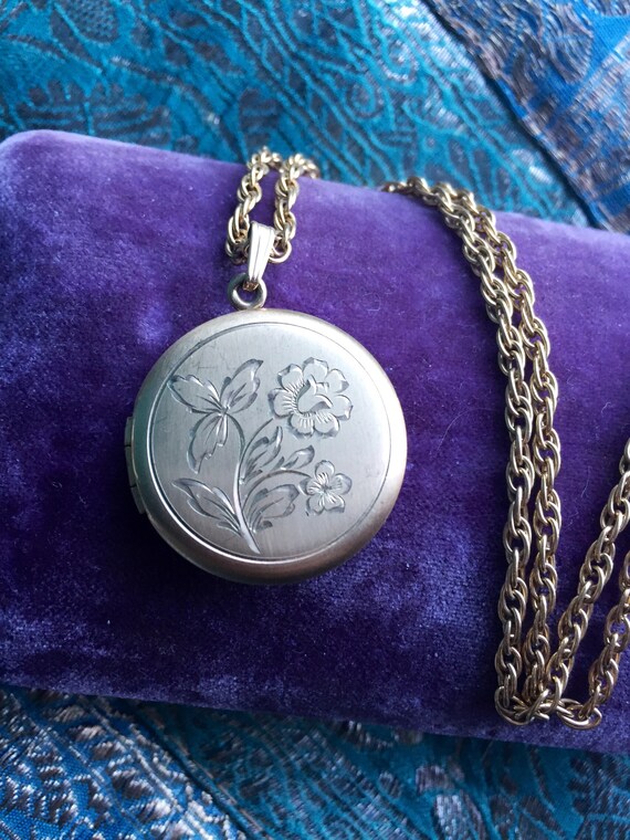 Flower Locket Necklace - Gold Filled Locket - Wedd