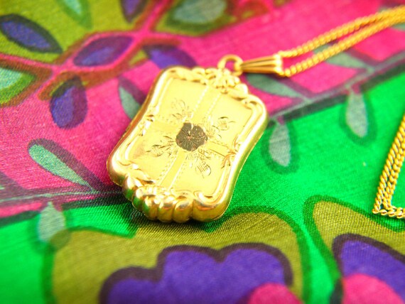 Flower Locket Necklace - 1940s Locket - Engraved L