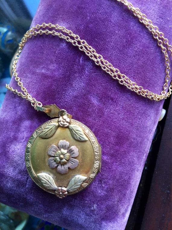Flower Locket Necklace - Rose and Yellow Gold - En
