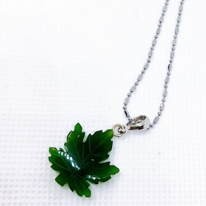 BC Jade Maple Leaf Anhänger, kanadischer Schmuck, kanadisches Ahornblatt, BC Jade, BC Jade Halskette
