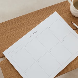 Könnte beinhalten: Ein weißer Wochenplaner mit dem deutschen Wort "Wochenplan" oben. Der Planer ist in sieben Abschnitte unterteilt, einen für jeden Tag der Woche, wobei die Wochentage auf Deutsch beschriftet sind. Unten am Planer befindet sich ein Abschnitt mit der Bezeichnung "To Do".