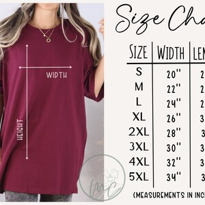 K&ouml;nnte beinhalten: Ein weinrotes, &uuml;bergro&szlig;es T-Shirt mit einer Gr&ouml;&szlig;entabelle. Die Tabelle listet die Gr&ouml;&szlig;en S bis 5XL mit den entsprechenden Breiten- und L&auml;ngenma&szlig;en in Zoll auf. Das Shirt wird auf Breite und H&ouml;he gemessen.