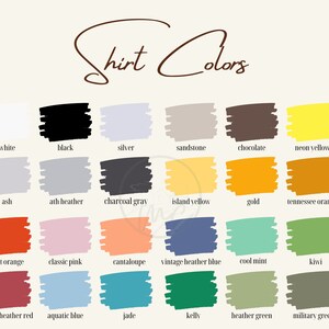K&ouml;nnte beinhalten: Eine Farbkarte mit der Aufschrift "Shirt Colors" zeigt eine Vielzahl von Hemdfarben. Zu den Farben geh&ouml;ren Wei&szlig;, Schwarz, Silber, Sandstein, Schokolade, Neongelb, Aschgrau, Ath-Heather, Anthrazit, Inselgelb, Gold und Tennessee-Orange.