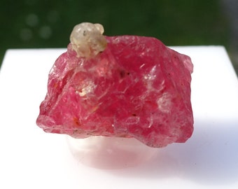 SPINEL CRYSTAL 1.89 gram, Mahenge Tanzania