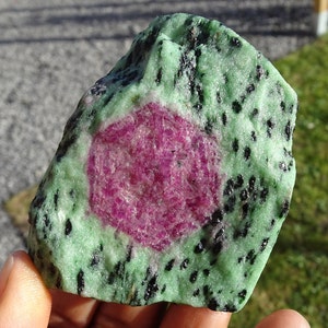 Cristallo di Anyolite rubino da 296 grammi, Longido Tanzania
