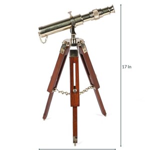 Pu&ograve; includere: Un telescopio in ottone con un treppiede in legno. Il telescopio &egrave; alto 17 pollici e il treppiede &egrave; largo 9,5 pollici.