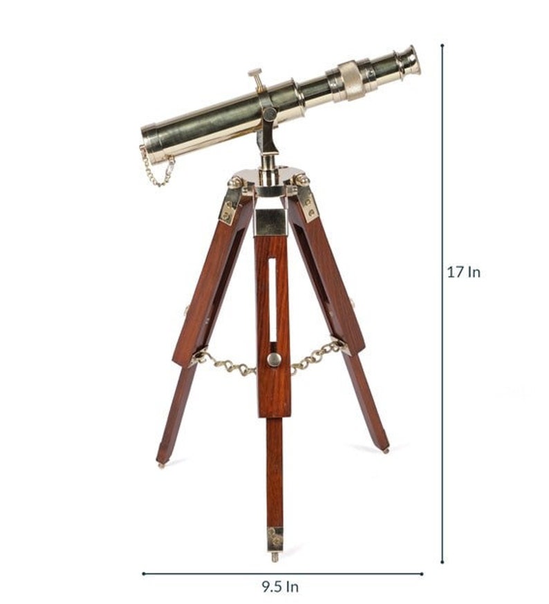 Pu&ograve; includere: Un telescopio in ottone con un treppiede in legno. Il telescopio &egrave; alto 17 pollici e il treppiede &egrave; largo 9,5 pollici.
