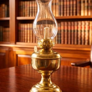Vintage Brass Oil Lamp with Glass Chimney Antique Style Kerosene Table Lamp Rustic Home Décor Nightstand Lamps for Bedroom Farmhouse Decor
