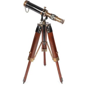 Pu&ograve; includere: Un telescopio nero e in ottone su un treppiede in legno. Il telescopio ha una lente in ottone e un corpo nero. Il treppiede &egrave; in legno scuro con dettagli in ottone.
