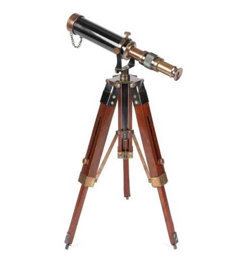 Pu&ograve; includere: Un telescopio nero e in ottone su un treppiede in legno. Il telescopio ha una lente in ottone e un corpo nero. Il treppiede &egrave; in legno scuro con dettagli in ottone.