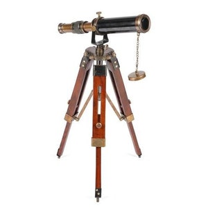 Pu&ograve; includere: Un telescopio nero e in ottone su un treppiede in legno. Il telescopio ha una lente in ottone e un corpo nero. Il treppiede &egrave; in legno scuro e ha tre gambe.