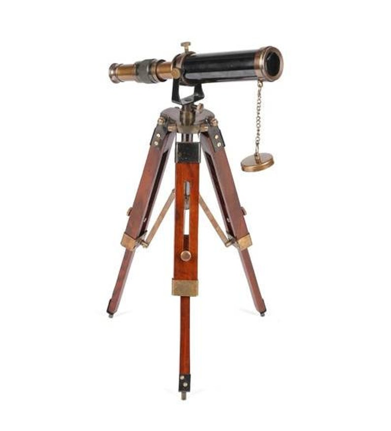 Pu&ograve; includere: Un telescopio nero e in ottone su un treppiede in legno. Il telescopio ha una lente in ottone e un corpo nero. Il treppiede &egrave; in legno scuro e ha tre gambe.