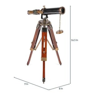 Pu&ograve; includere: Un telescopio in ottone e legno su un treppiede. Il telescopio &egrave; alto 16,5 pollici e il treppiede &egrave; largo 9 pollici e profondo 8 pollici.