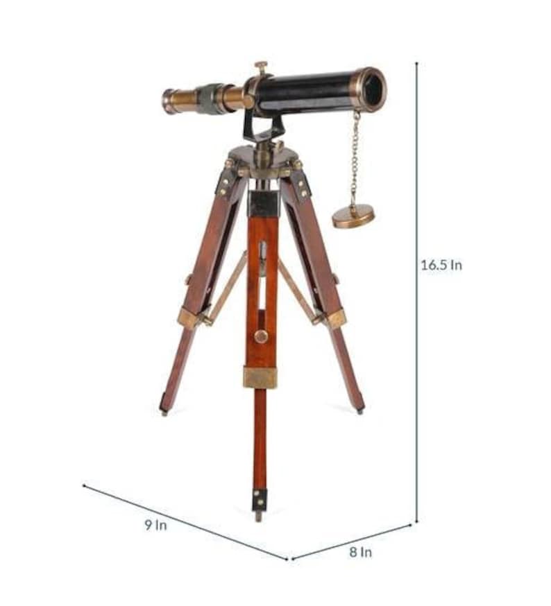 Pu&ograve; includere: Un telescopio in ottone e legno su un treppiede. Il telescopio &egrave; alto 16,5 pollici e il treppiede &egrave; largo 9 pollici e profondo 8 pollici.