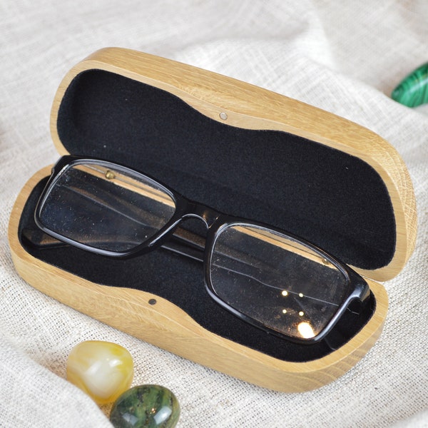 Eyeglass case handmade from oak. Brillenetui aus dem Eicheholz.