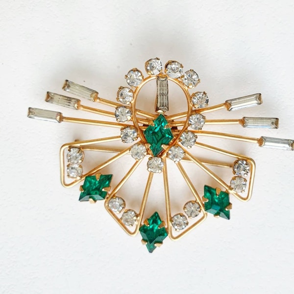 Art Deco Gold filled Brooch or Pendant by De Curtis, 12 kt gold filled, emerald green and clear rhinestones. Wonderful condition.