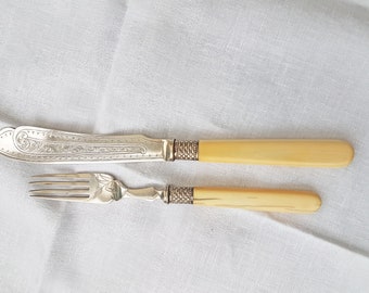 Antikes Fischmesser und -gabel - 1880er bis 1890er Jahre - William Hutton & Sons Silberhalsband mit EPNS Messer und Gabel