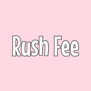 Könnte beinhalten: Weißer Text auf rosa Hintergrund mit der Aufschrift "Rush Fee".