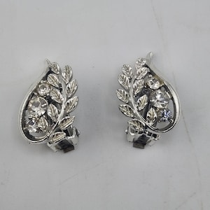 Pendientes vintage de clip con forma de hoja de diamantes de imitación transparentes en tono plateado