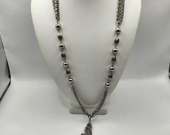 Naszyjnik z wielorzędowym łańcuszkiem w kolorze srebra z frędzlami i prążkowanymi koralikami